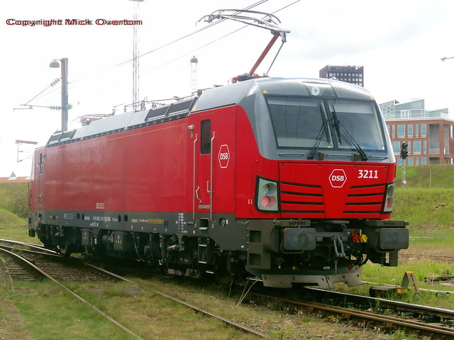 With 8 EB class from EB3201-3211 now required for services mondays to fridays EB3211 begins its 30 minute journey across tracks to Copenhagen Central station only 1km away