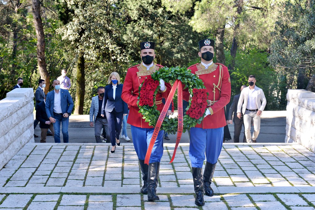 Polaganje vijenca na Spomenik Partizanu borcu