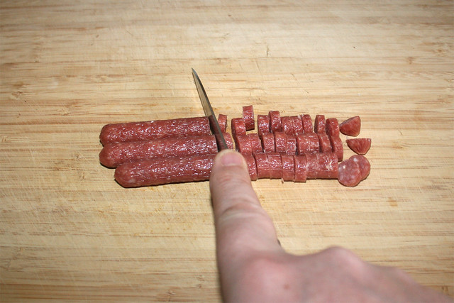 01 - Cut salami in slices / Salami in Scheiben schneiden