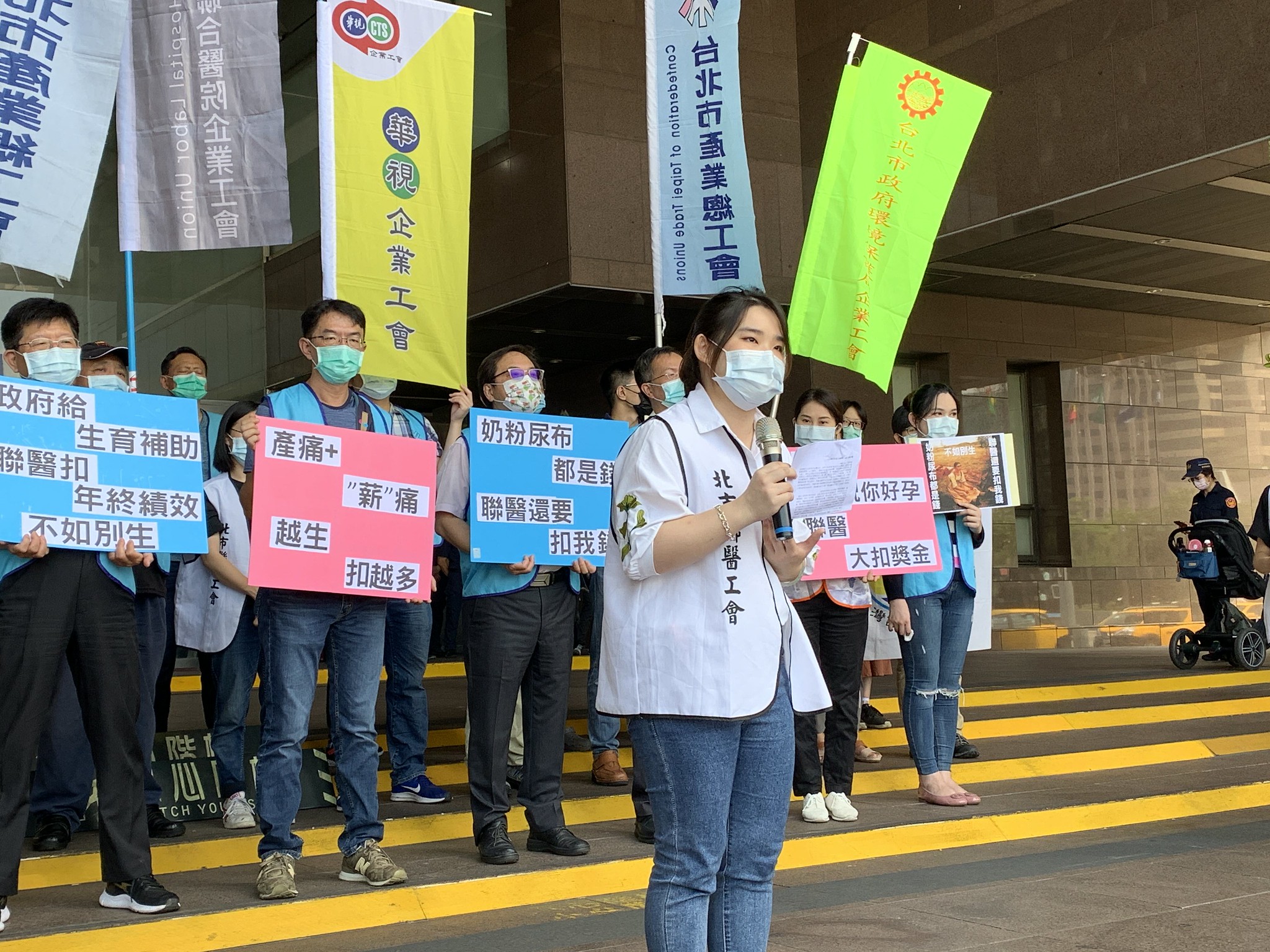 臺北市立聯合醫院企業工會理事吳佳玲曾因工作環境壓力而無法照顧開刀的父親。（攝影：王愷立）