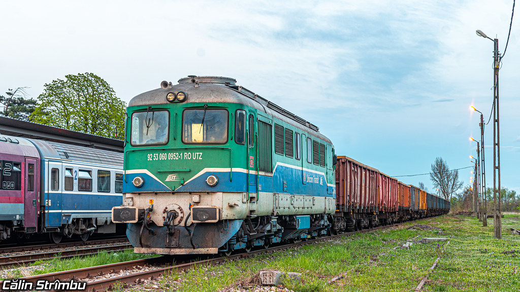DA 952 with an Unicom Tranzit freight train