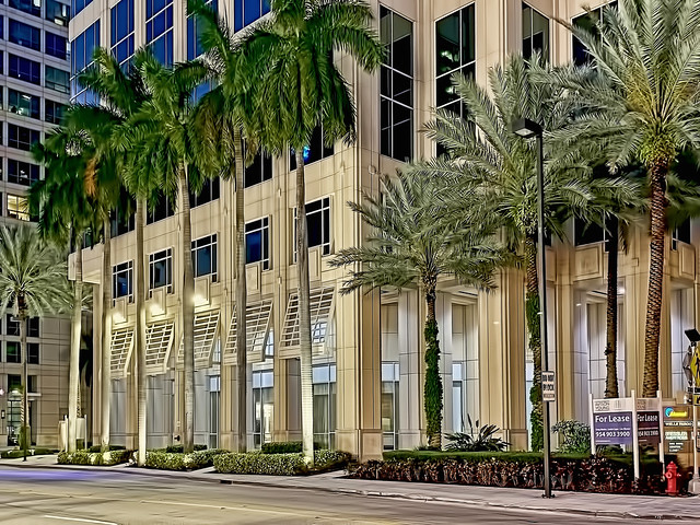 200 East Las Olas Boulevard, Fort Lauderdale, Florida, USA / Built: 1990 / Architect: Cooper Carry, Inc. / Floors: 21 / Height: 297.01 ft / / Building Usage: Commercial Office / Building Type: High-Rise / Architectural Style: Postmodernism