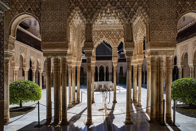 Patio de los leones de la Alhambra (Granada)