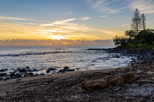 australia au queensland qld goldcoast burleighheads headland beach surf sea waves clouds driftwood sun sunrise canoneosr canonrf24105mmf4lisusm