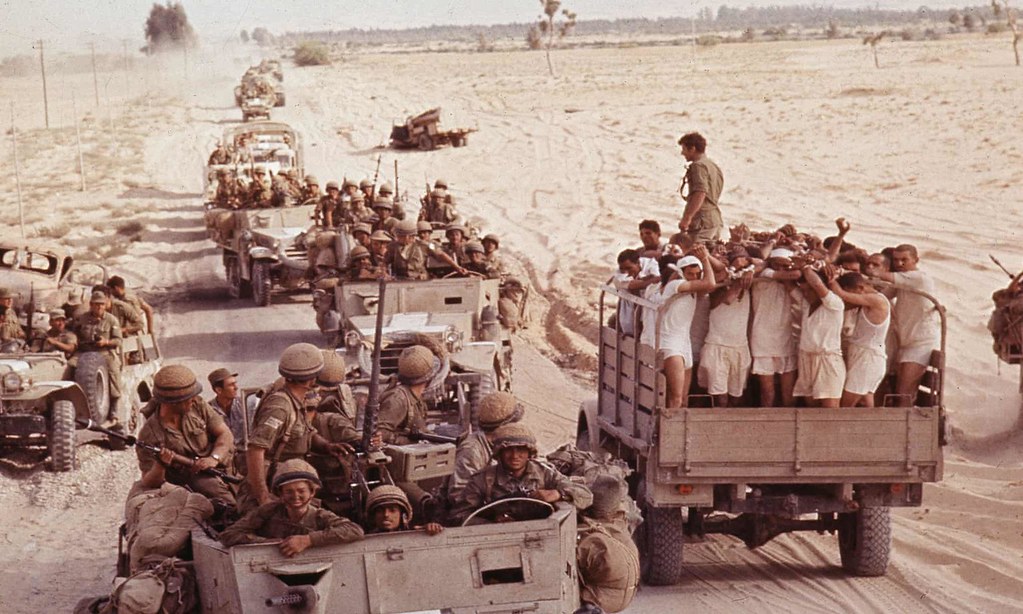 1967年的六日戰爭，以色列車隊押解埃及士兵前往戰俘營。（圖片來源：衛報）