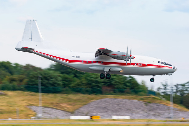 Meridian Aviation An-12 (UR-CGW) landing in Liège (EBLG)
