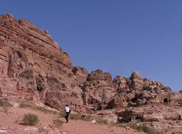 Tumba del Fronton partido tumbas nichos votivos monte Jabal al-Madhbah valle Wadi Farasa Petra Jordania 03
