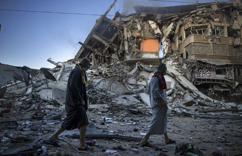 5月13日，以色列持續對加薩走廊空襲，炸毀一棟15層樓建築物。（圖片來源：Al Jazeera）