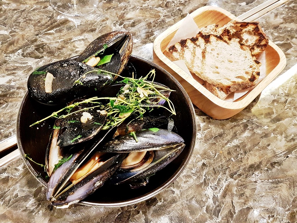 Sauteed Boston Bay Blue Mussels With Sourdough Set