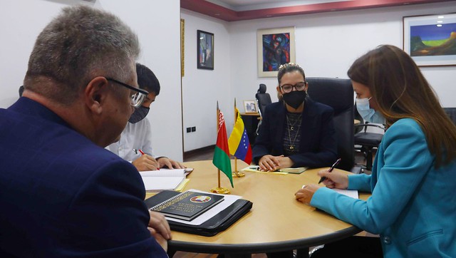 Viceministra Daniela Rodríguez se reúne con embajador de Belarús en Venezuela para revisar iniciativas multilaterales conjuntas