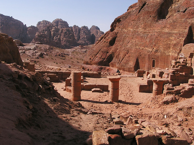 resto columnas del patio exterior Tumba del soldado Romano valle Wadi Farasa oriental Petra Jordania 14