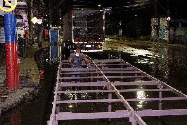 18.05.21 - Prefeitura constrói pontes de ferro nas áreas inundadas no Centro da Cidade