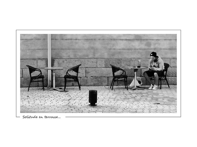Pavement beer's solitude... / Solitude en terrasse...