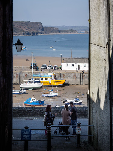 canonphotography fredkh londonphotographer photosbyphredkh phredkh splendid coastal town tenby pembrokeshire wales southwales seaside 85mm 85mmprime ef85mmf12liiusm canoneos5dmarkiii northbeach peopleonthestreet peoplewatching shadowsandlight