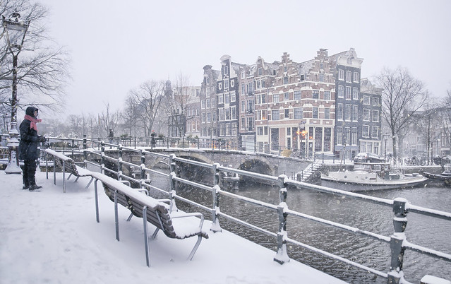 Snow falls on the corner of Brouwersgracht and Prinsengracht