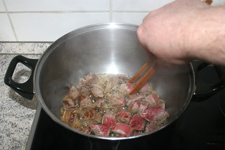 05 - After brown flip meat over / Fleisch nach Bräunen wenden