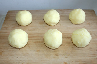 36 - Form dumplings with moistened hands / Knödel mit angefeuchteten Händen formen