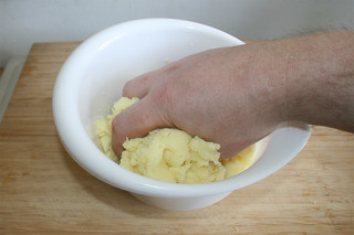 35 - Knead dumpling dough / Knödelteig durchkneten