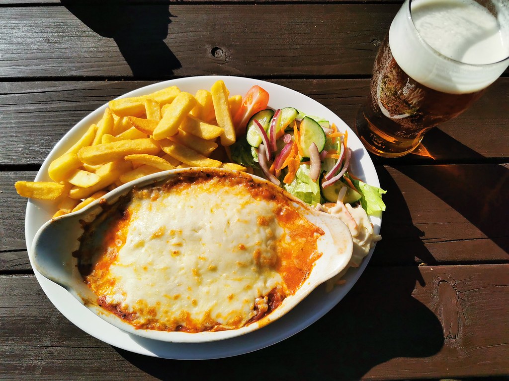 Perfect post-hike food: Spinach and ricotta cannelloni and a pint of local ale