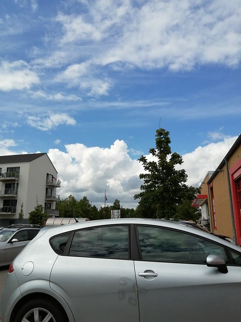 Das Wetter ist heute zweigeteilt ️, hier ist der Himmel blau und gegenüber grau, vom gleichen Standpunkt fotografiert.