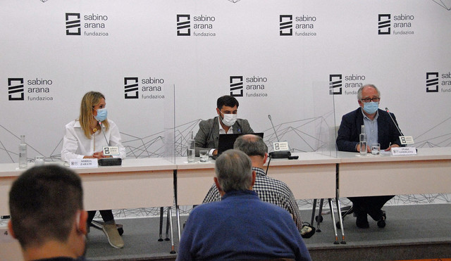 Mireia Zarate, Iker Merodio e Iñaki Goiogana durante la conferencia “Fake news y política. No empoderes a cualquiera”