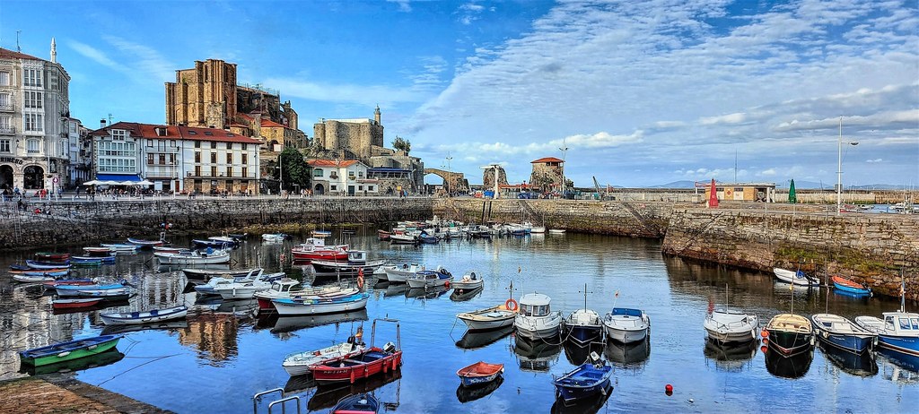 El viejo puerto de Castro  Urdiales. Cantabria.