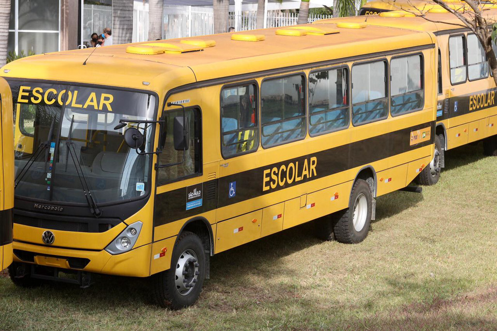 Rodrigo Garcia entrega ônibus escolares para os municípios de Turmalina, Santa Fé do Sul, Santana da Ponte Pensa, São Francisco e Santa Rita D'Oeste