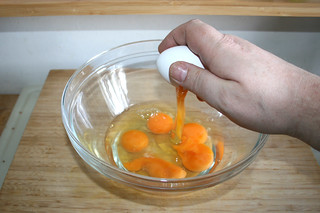 30 - Open eggs in bowl / Eier in Schüssel schlagen