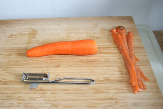 05 - Peel carrot / Möhre schälen