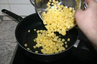 14 - Put diced potatoes in pan / Kartoffelwürfel in Pfanne geben