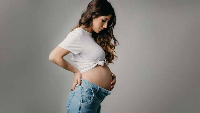 sesion-de-fotos-de-embarazada-en-estudio