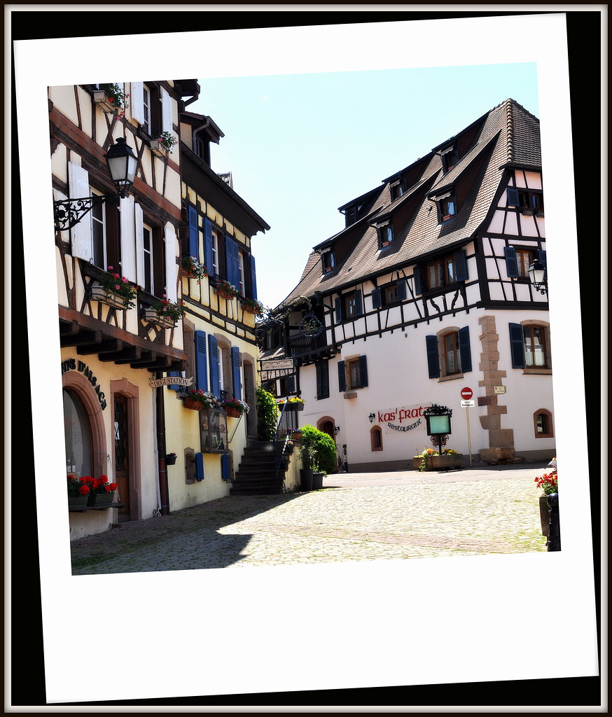 Rue D'Eguisheim......Village d'exception a visiter absolument . Etape de 'la route des vins ' en Alsace .