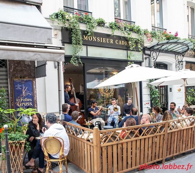 Paris, musique en terrasse rue Cadet