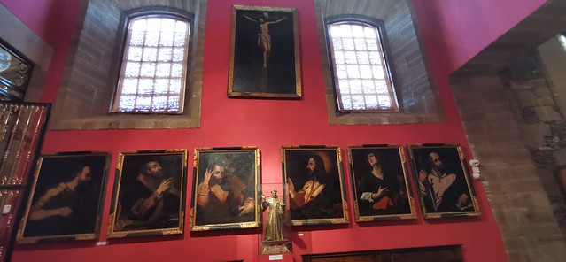 pinturas de Cristo en la Cruz y apostoles Sala Capitular Museo de Arte Sacro de Gáldar Gran Canaria