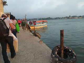 Gente esperando turno para atravesar el río Pánuco
