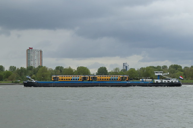 ms 'Rosanne' met NS DDAR/DDM1 materieel te Rotterdam