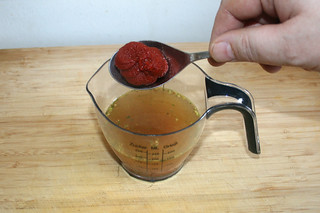 17 - Put tomato puree in hot broth or water / Tomatenmark in heiße Gemüsebrühe oder Wasser geben