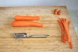 07 - Peel carrots / Möhren schälen