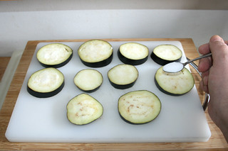 02 - Salt eggplant slices / Auberginenscheiben salzen