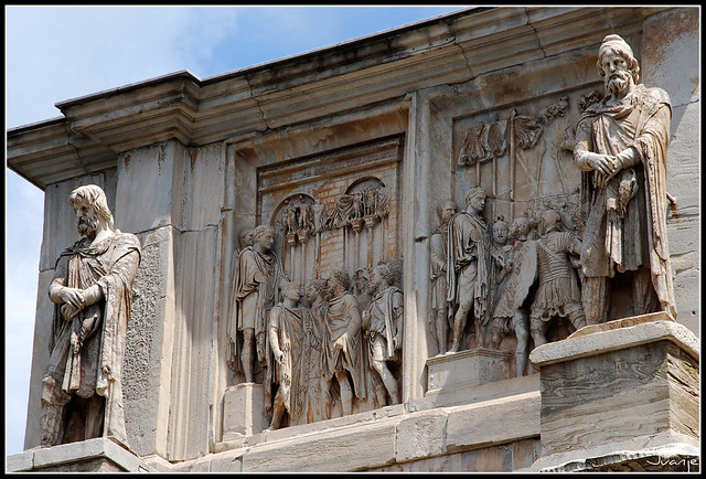 Detalle en el arco de Constantino (Roma, Italia, 1-7-2009)