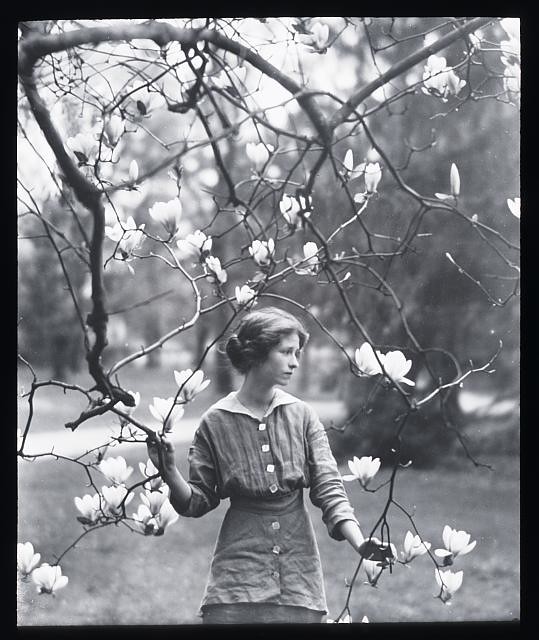 Portrait photograph of Edna St. Vincent Millay (LOC)