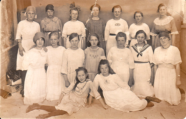 Christ. Meisjes Vereniging. Het linkse, zittende meisje is Anna Dullaart, mijn moeder.