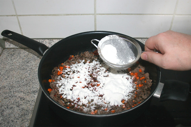 10 - Sprinkle with flour / Mit Mehl bestreuen