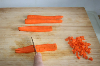 02 - Dice carrots / Möhren würfeln