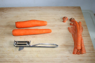 01 - Peel carrots / Möhren schälen