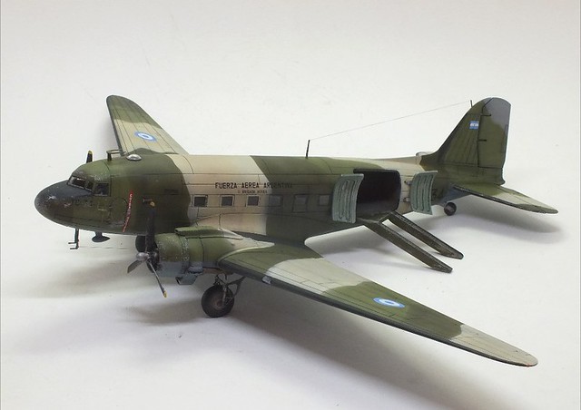 Load 1:72 Aircraft Model Kit AIRFIX A09008 Douglas C-47 Dakota Military 