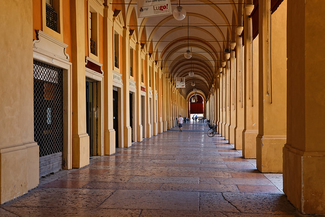 Sotto i portici del Pavaglione - Under the arcades of Pavaglione
