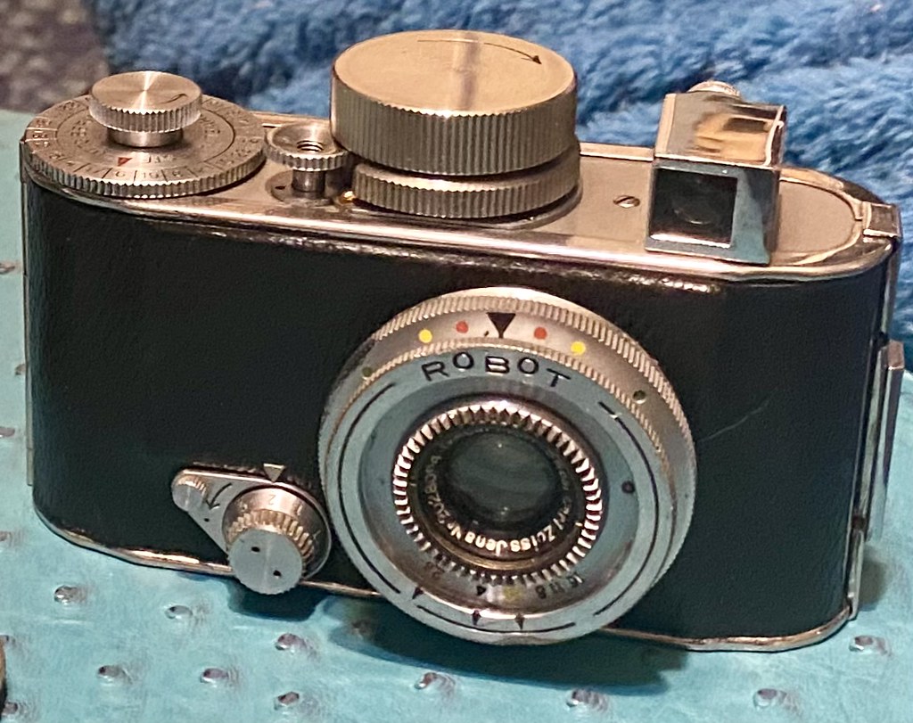 Robot I (1) | Amazing little clockwork camera that featured … | Flickr