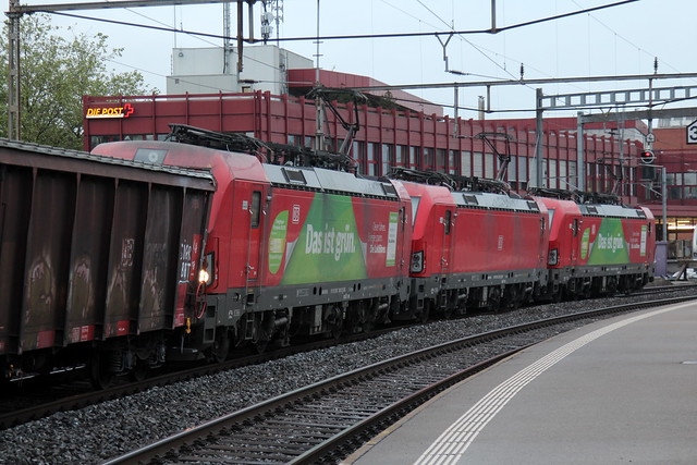 Deutsche Bahn DB Lokomotive Siemens Vectron 193 309 mit Werbung - Das ist grün - am Bahnhof Thun im Berner Oberland im Kanton Bern der Schweiz