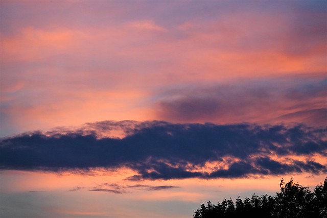 Le ciel encore généreux à La Prairie ce soir! Clouds and sunset.